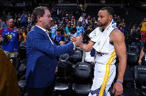 名记：勇士老板太耻辱！这些年一直浪费库里巅峰 还不如交易库里